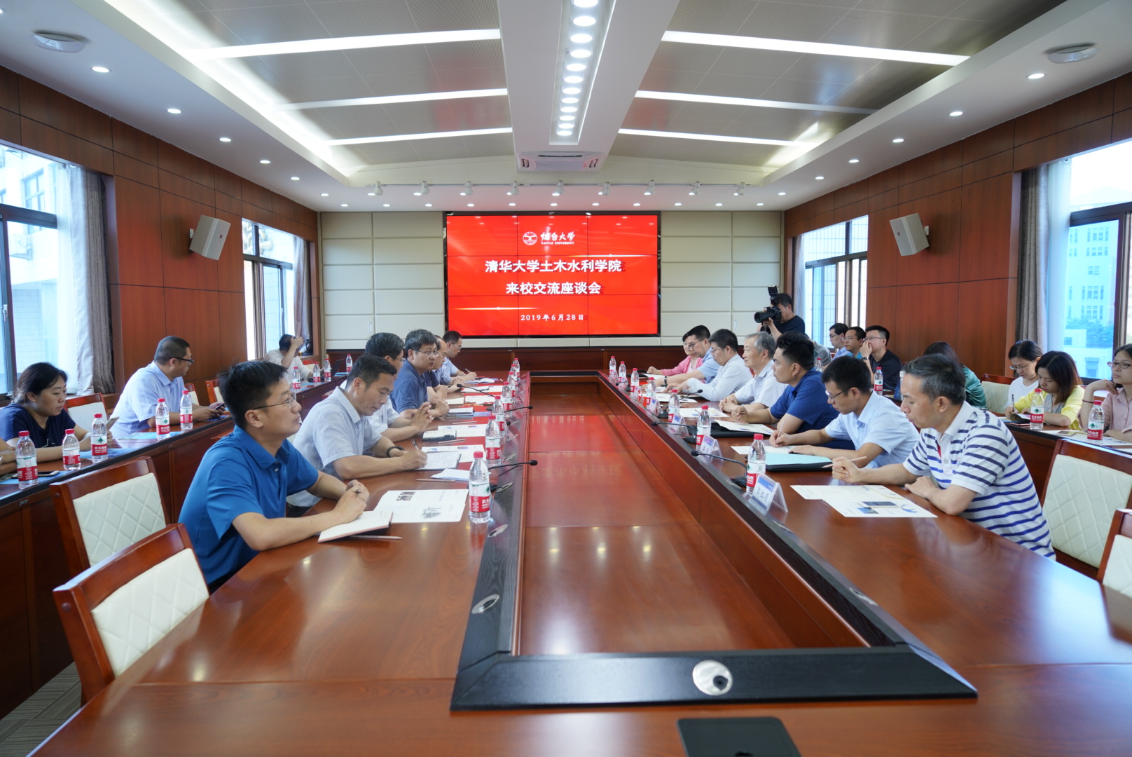 1562490994210091621.jpg 座谈会.jpg