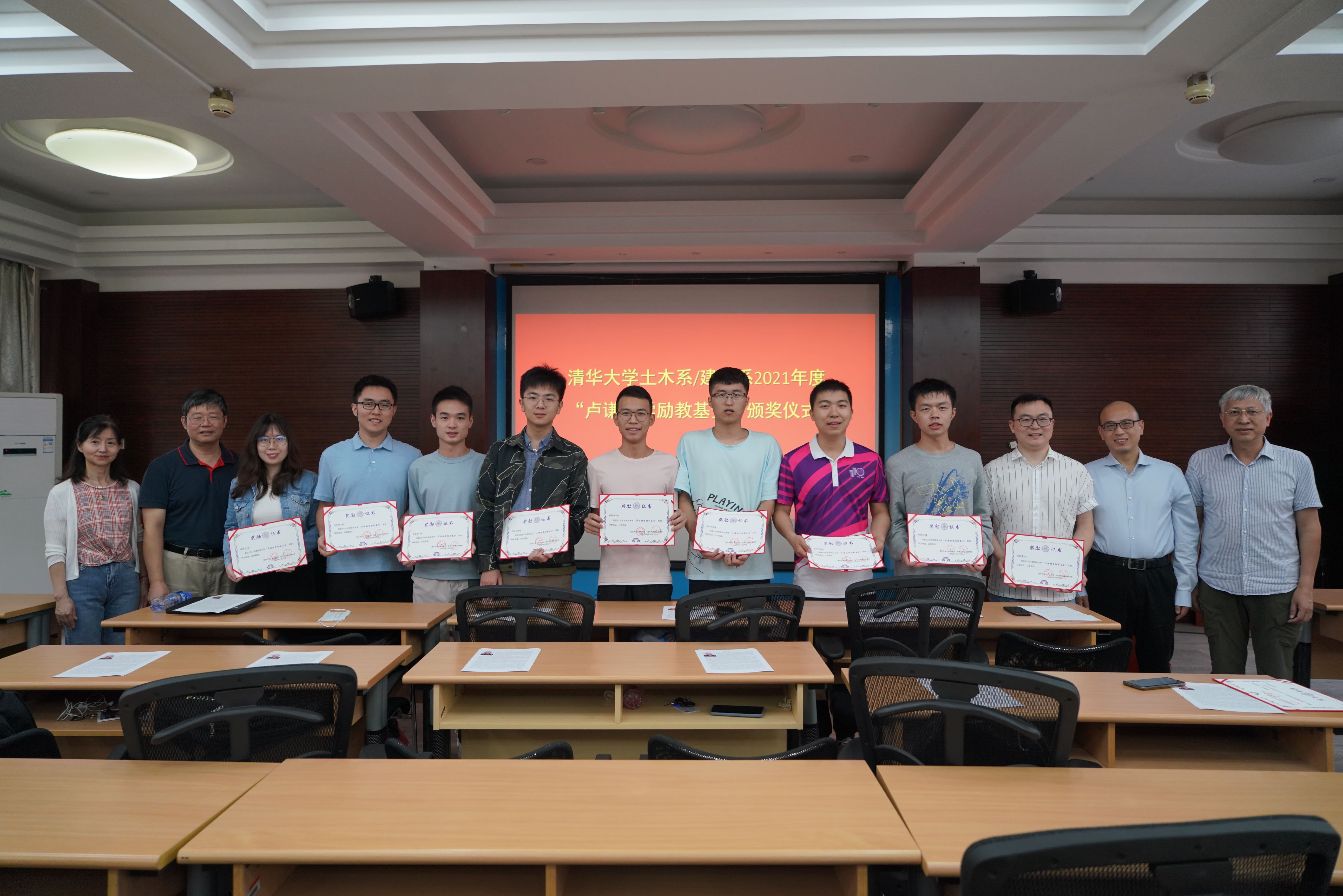 1631773503018065441.jpg 拿证书合照-min.jpg