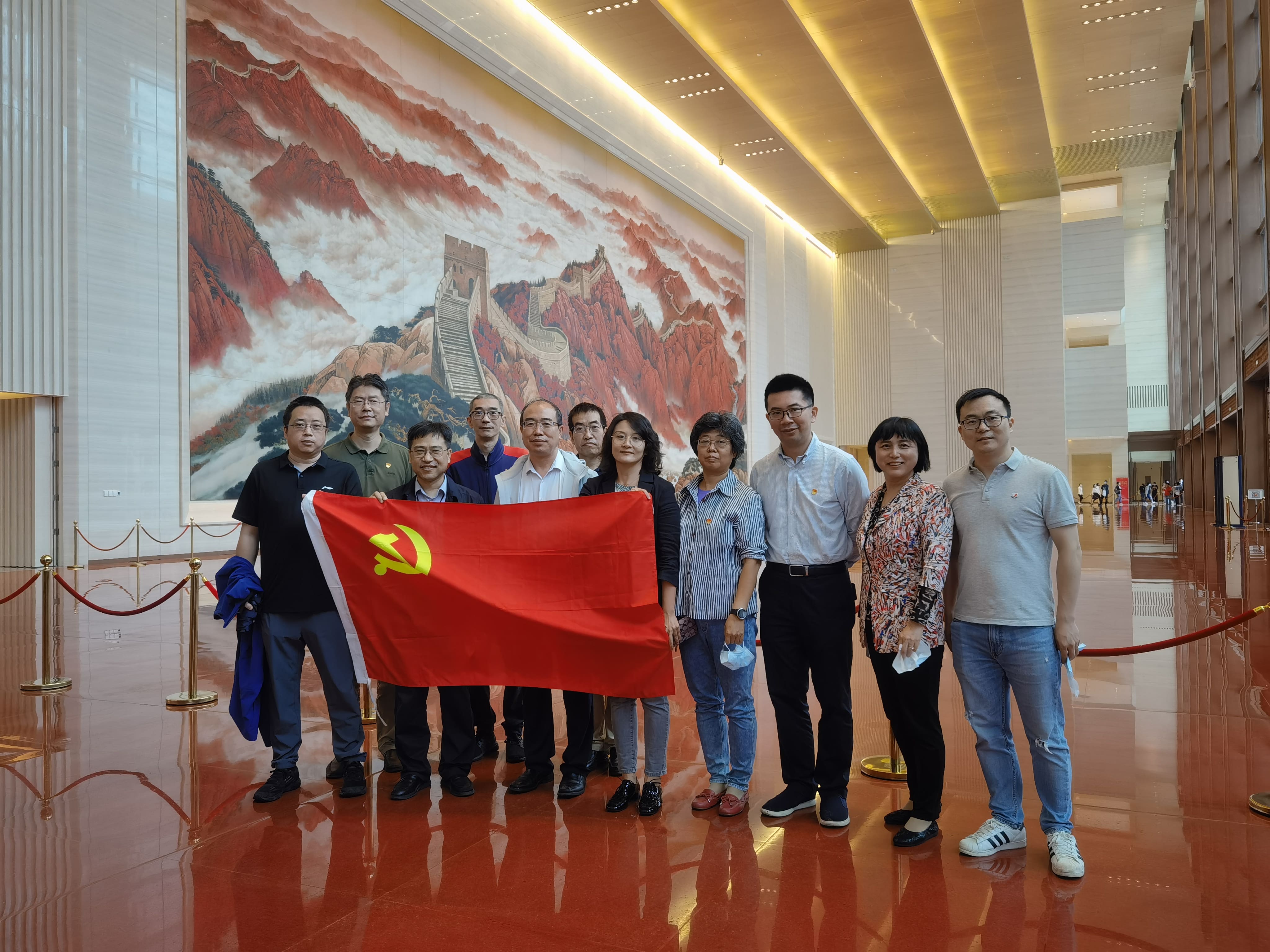 1633335398021056869.jpg 20210924-土水学院与北京城建联合党建-高欣-参观中国共产党历史展览馆人员合影-min.jpg