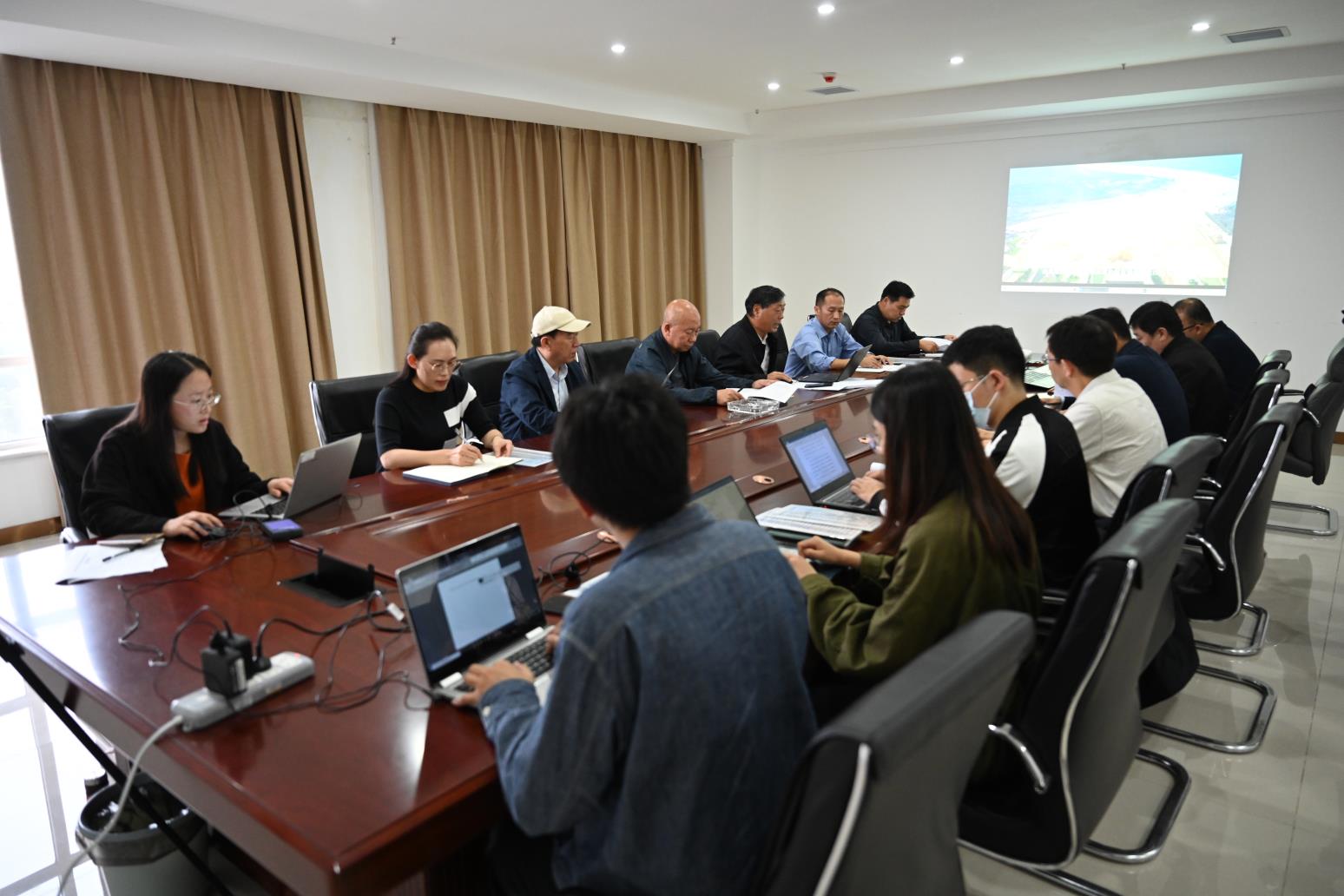 1638805893181053045.jpg 图2 项目负责人与示范课题负责人进行工作汇报.jpg
