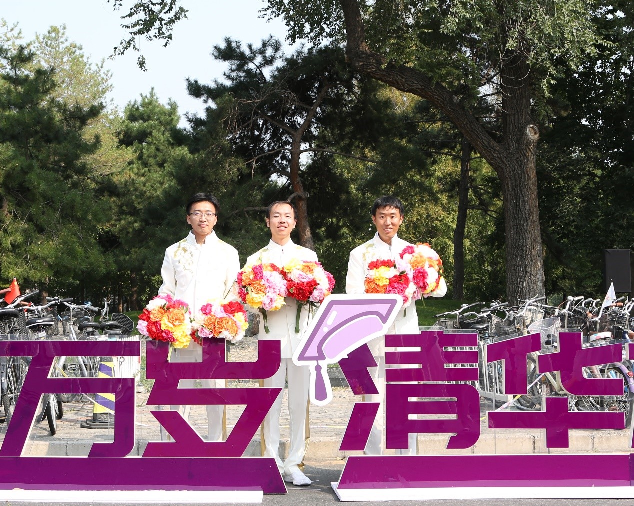 1597297839206045710.jpg 同学们在70周年庆祝活动后的合影.jpg