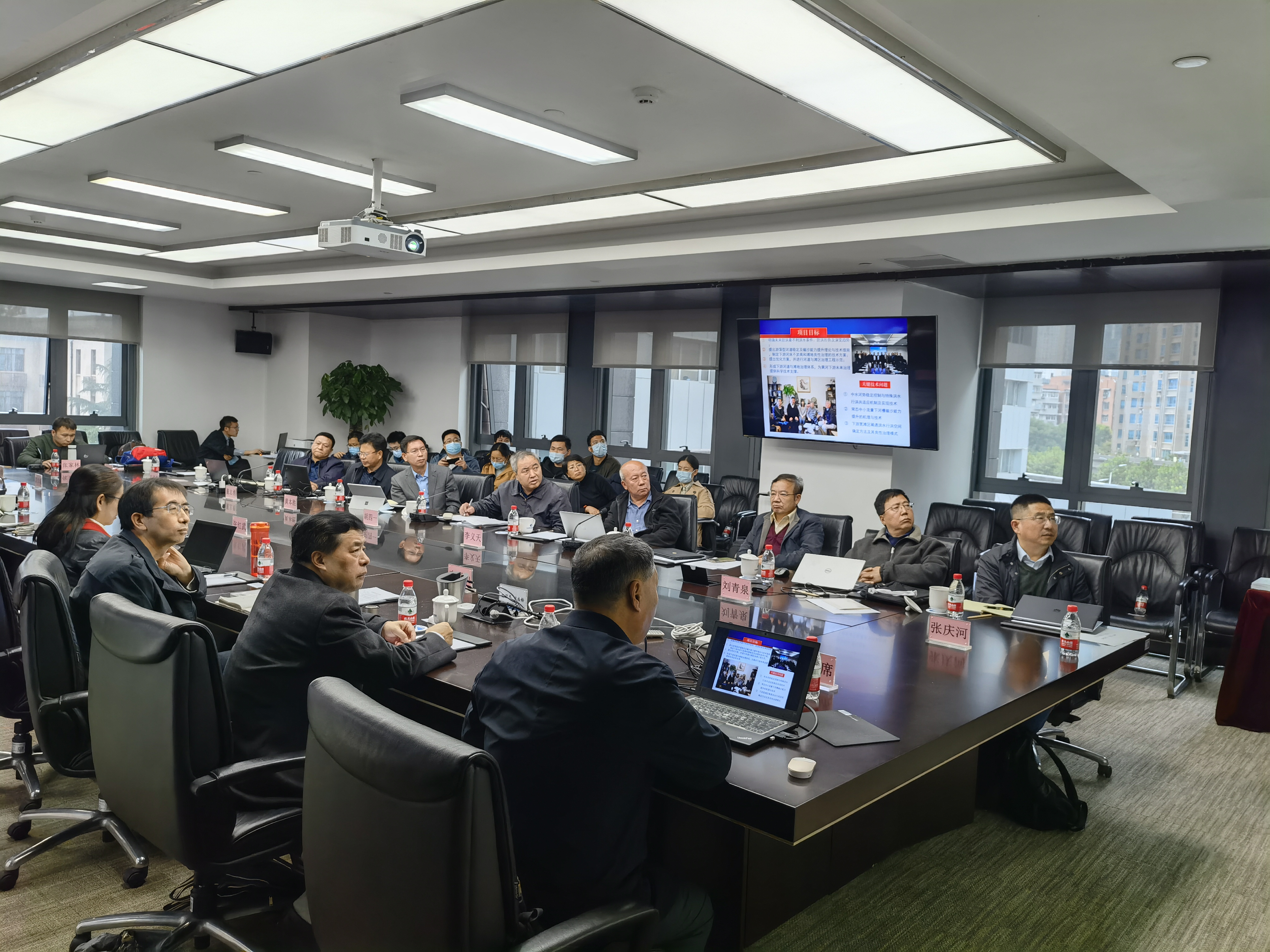 1638805773795033403.jpg 图1 项目负责人向专家组汇报项目成果.jpg