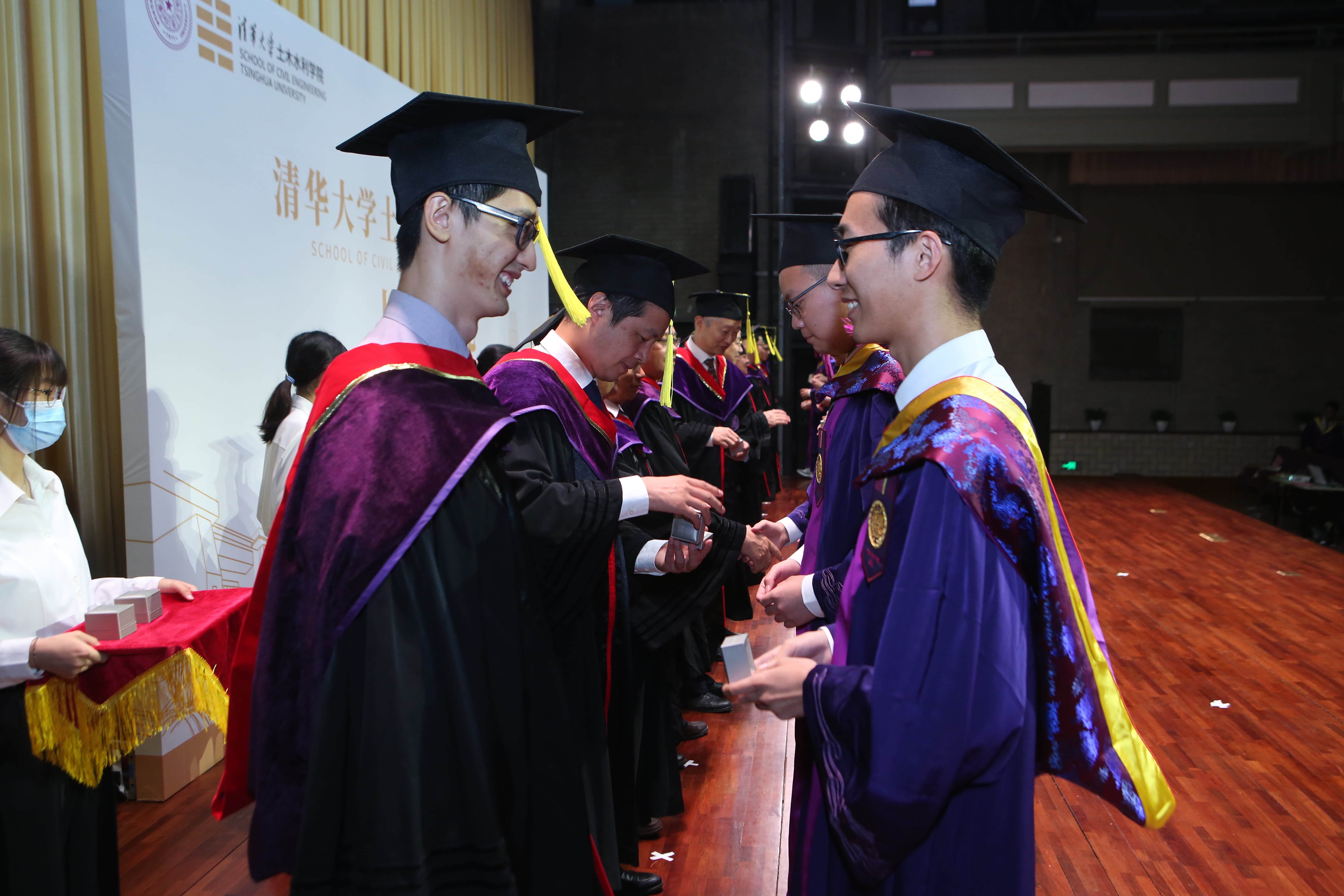 1625207967070026296.jpg 20210625-2021年毕业典礼-未知-颁发毕业戒指-min.jpg