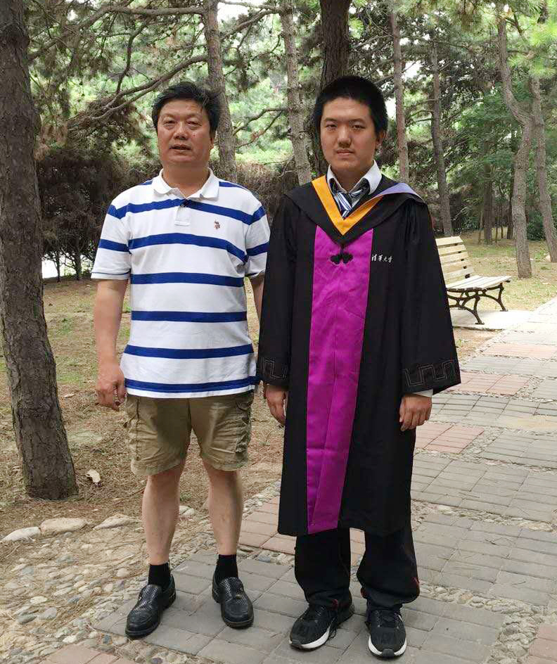 1587647069648058150.jpg 图3:2017年参加儿子毕业典礼.jpg